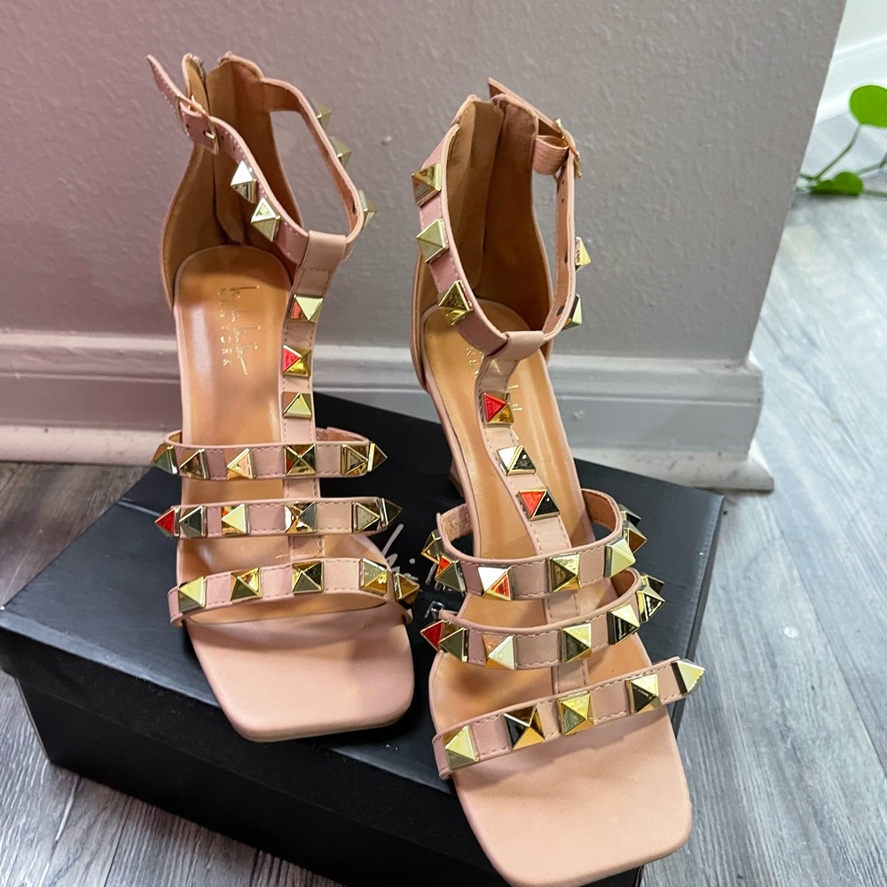 🎉CLOSET CLEAN OUT SALE🎊 NWOT Lovely Nicole Miller studded nude heels size10!